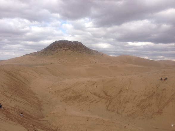تپه های شن روان در کنار کوه بیش از هشت صد متری در کنار روستای رضاآباد - کویر خارتوران شاهرود